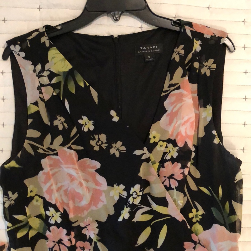 Gorgeous Tahari flowery summer dress